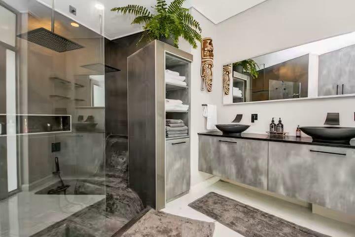 To Let 6 Bedroom Property for Rent in Bantry Bay Western Cape